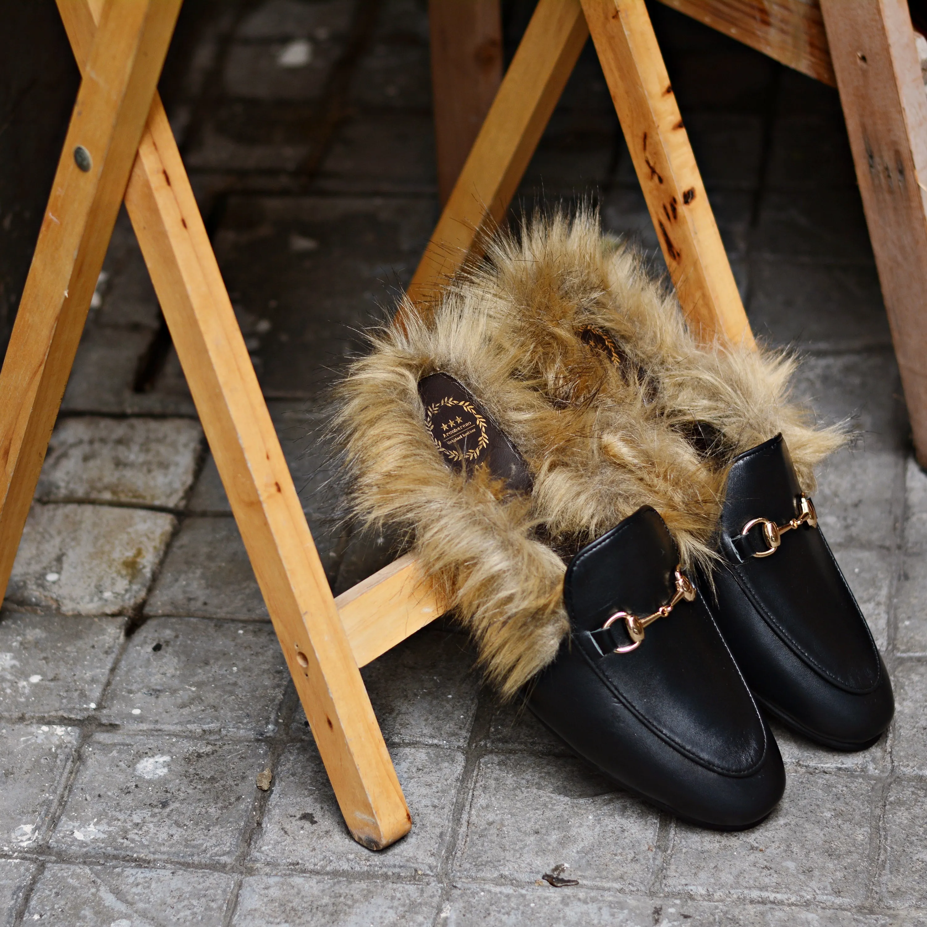 701 Arcobareno HorseBit Slipper MattBlack Fur